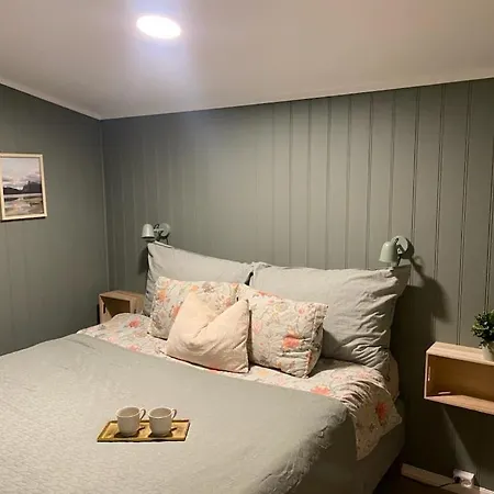 Apartment Furnished Outhouse *